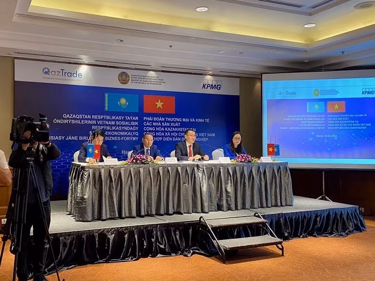 Rencontre des entreprises Vietnam - Kazakhstan dans le cadre de la visite de la délégation commerciale et économique des industriels kazakhs au Vietnam du 15 au 17 mars 2023. Photo : congthuong.vn