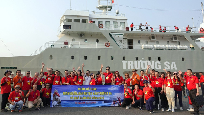 Une délégation de Viêt kiêu visite le district insulaire de Truong Sa et la plateforme DK1, 18 au 23 avril. Photo : hoinhabao.vn