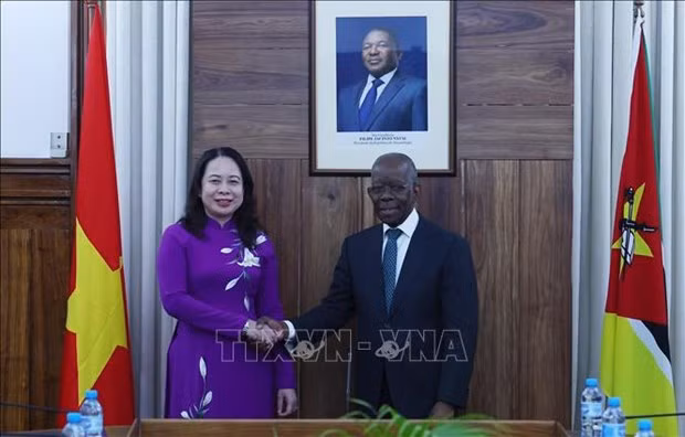 La Vice-Présidente vietnamienne Vo Thi Anh Xuân et le Premier ministre mozambicain Adriano Maleiane, à Maputo, le 11 septembre. Photo : VNA.