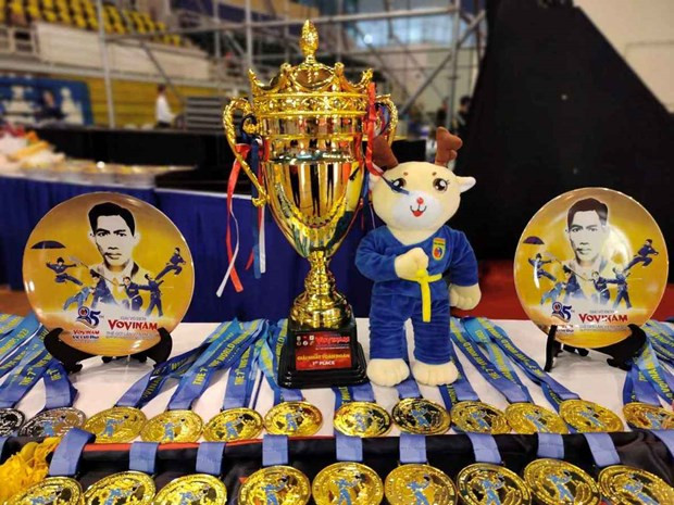 La coupe et les médailles du Championnat du Monde Vovinam Viêt Vo Dao. Photo : laodong.vn