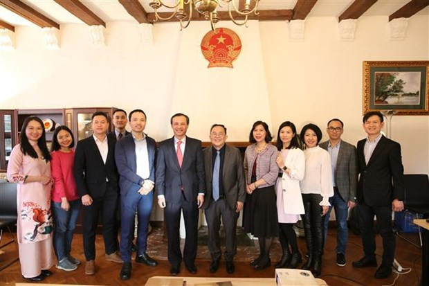 L'ambassadeur du Vietnam au Danemark Luong Thanh Nghi et le Comité exécutif de l'Association des experts et intellectuels du Vietnam au Danemark. Photo : VNA.