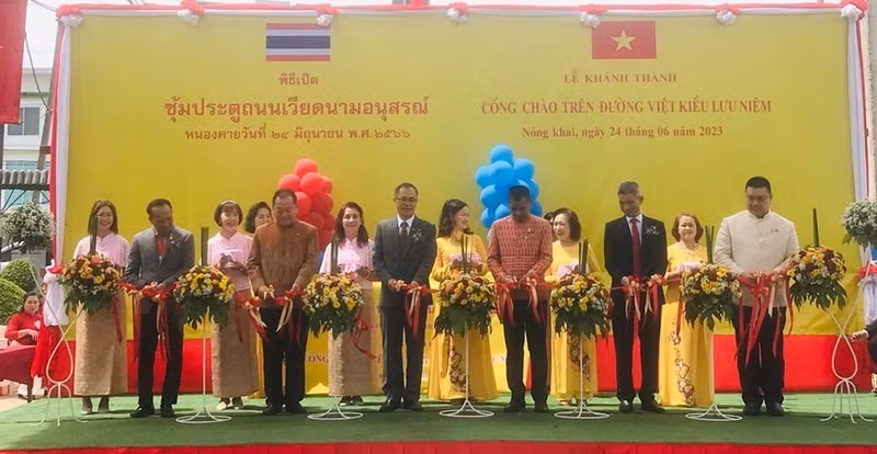 Cérémonie d'inauguration de porte de bienvenue sur la route de souvenir des Viêt kiêu dans la province de Nong Khai. Photo: baoquocte.vn