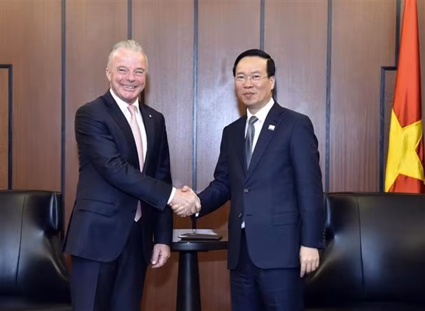 Le Président Vo Van Thuong (à droite) et le docteur Brendan Nelson, vice-président senior du groupe Boeing, également président de Boeing Global. Photo : VNA.