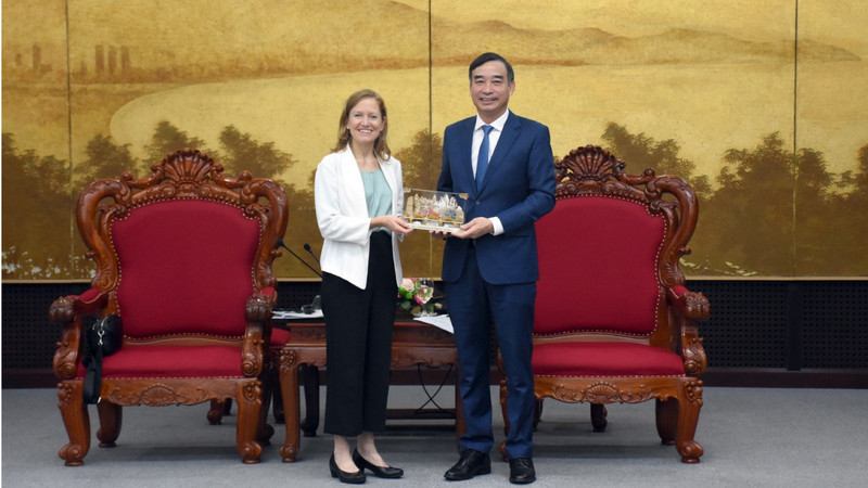 Le président du Comité populaire de la ville de Dà Nang, Lê Trung Chinh (à droite) et la directrice nationale de l'USAID au Vietnam, Aler Grubbs, le 15 novembre à Dà Nang. Photo : VOV.