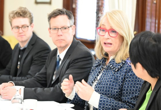 La maire de Melbourne, Sally Capp, lors de sa séance de travail avec la délégation du Conseil populaire de Hô Chi Minh-Ville. Photo : sggp.org.vn 