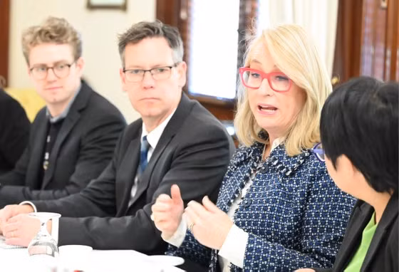 La maire de Melbourne, Sally Capp, lors de sa séance de travail avec la délégation du Conseil populaire de Hô Chi Minh-Ville. Photo : sggp.org.vn 