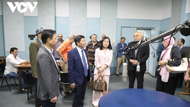 La délégation de la Radio La Voix du Vietnam en visite dans la Radio nationale égyptienne. Photo : VOV.
