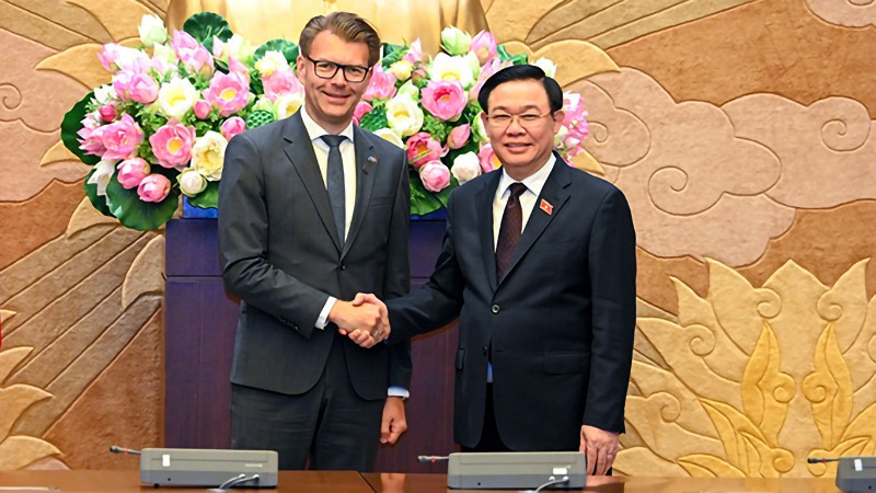 Le Président de l’Assemblée nationale du Vietnam, Vuong Dinh Huê (à droite) et Daniel Caspary, Président du Parlement européen pour les relations avec les pays d'Asie du Sud-Est et l'ASEAN. Photo : NDEL.