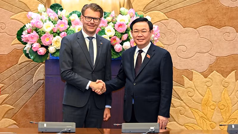 Le Président de l’Assemblée nationale du Vietnam, Vuong Dinh Huê (à droite) et Daniel Caspary, Président du Parlement européen pour les relations avec les pays d'Asie du Sud-Est et l'ASEAN. Photo : NDEL.