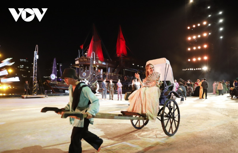 Près de 700 artistes et artisans ont participé au spectacle « La rivière qui raconte son histoire ». Photo : VOV.