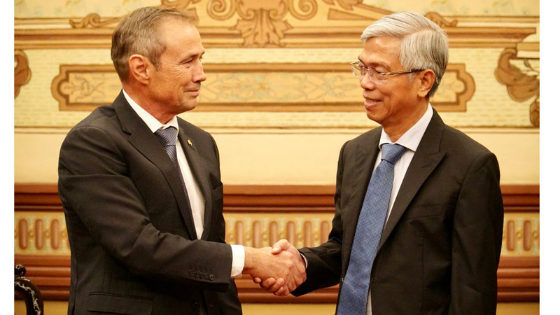Le vice-président du Comité populaire de Hô Chi Minh-Ville, Vo Van Hoan (à droite) et le Vice-Premier ministre de l’État d’Australie-Occidentale. Photo : plo.vn