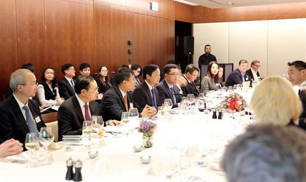 Le Vice-Premier ministre Trân Hông Hà (4e à partir de la gauche) lors du dialogue. Photo : VNA.