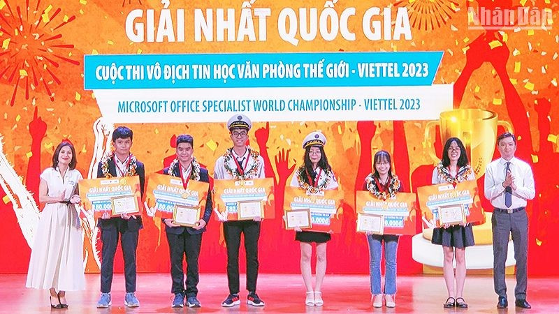 Six lauréats de MOSWC-Viettel 2023. Photo : NDEL.