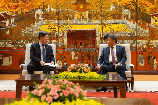 Le vice-président du Comité populaire de Hanoï, Nguyên Manh Quyên (à droite) et le secrétaire adjoint du Comité municipal du Parti et maire de Shenzhen, Qin Weizhong. Photo : hanoimoi.com.vn