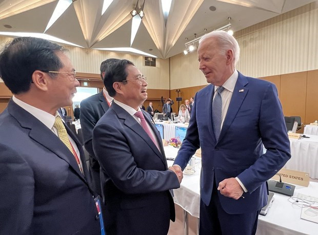 Le Premier ministre vietnamien, Pham Minh Chinh (à gauche), et le Président américain Joe Biden, se serrent la main, le 20 mai à Hiroshima, au Japon. Photo : VNA.
