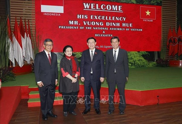 Le Président de l’Assemblée nationale du Vietnam, Vuong Dinh Huê (2e, à partir de la gauche) et la présidente du Parti démocratique indonésien de lutte (PDI-P), Megawati Sukarnoputri, à Jakarta, le 4 août. Photo : VNA.