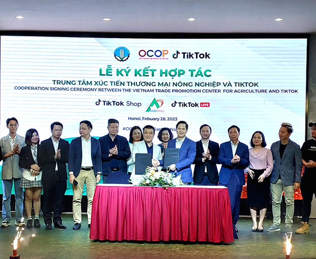 Signature de l'accord de coopération entre l'Agritrade et TikTok. Photo : VNA.