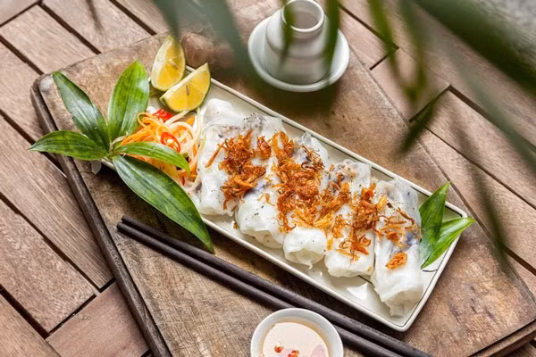 Le "bánh cuốn" (rouleau de riz cuit à la vapeur). Photo : NDEL.