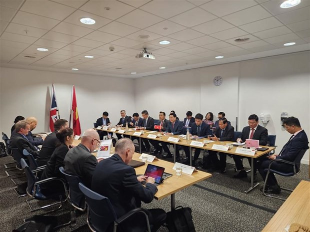 Lors de l’entretien entre une délégation de haut rang du ministère de la Sécurité publique, dirigée par son vice-ministre Lê Quôc Hùng et le ministre d'État britannique à l'Immigration, Robert Jenrick. Photo : VNA