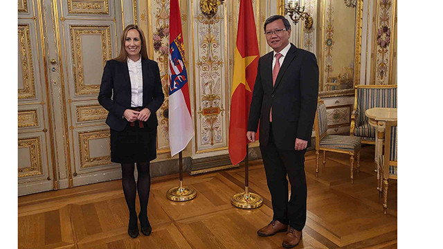 Le consul général du Vietnam à Francfort-sur-le-Main, Lê Quang Long (à droite) et la présidente du parlement de Hesse, Astrid Wallmann. Photo : baoquocte.vn