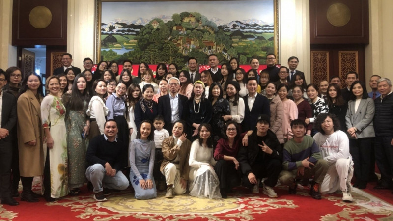 Des Vietnamiens en Chine lors de la rencontre au seuil du Têt du Chat 2023. Photo : VOV.