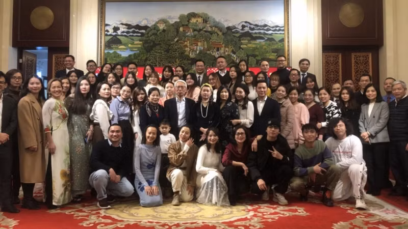 Des Vietnamiens en Chine lors de la rencontre au seuil du Têt du Chat 2023. Photo : VOV.