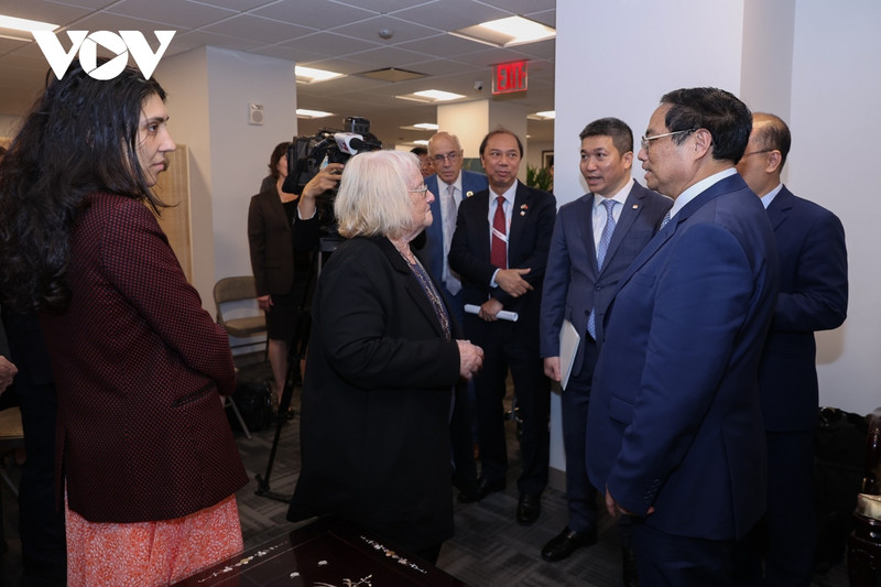 Le Premier ministre vietnamien, Pham Minh Chinh, et des amis américains. Photo : VOV.