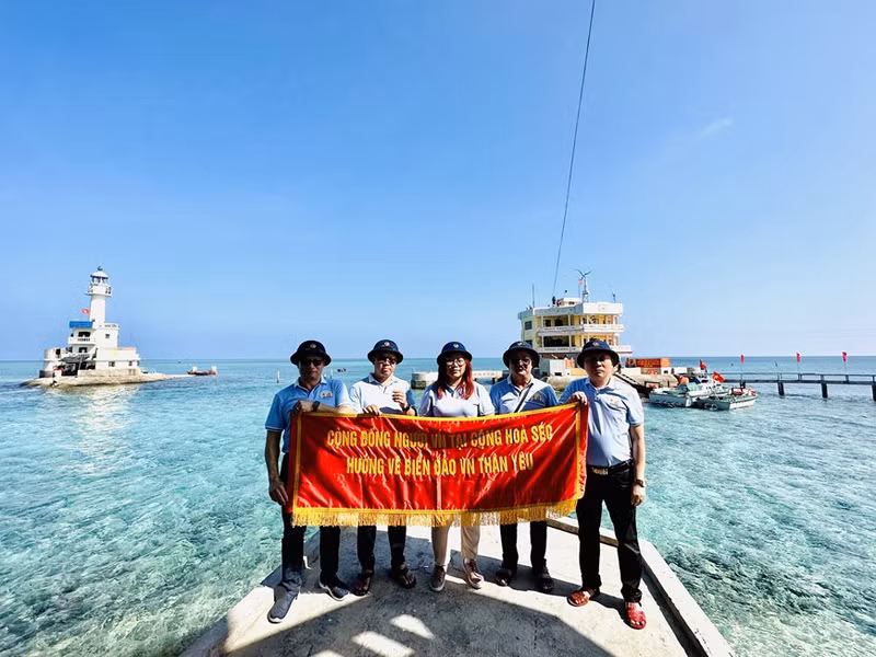 Le groupe d’expatriés tchèques prend des photos souvenirs.