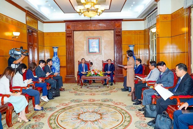 Séance de travail entre Lê Tiên Châu, secrétaire du Comité du Parti de la ville de Hai Phong et Yamada Junichi, vice-président permanent de la JICA. Photo : baodautu.vn