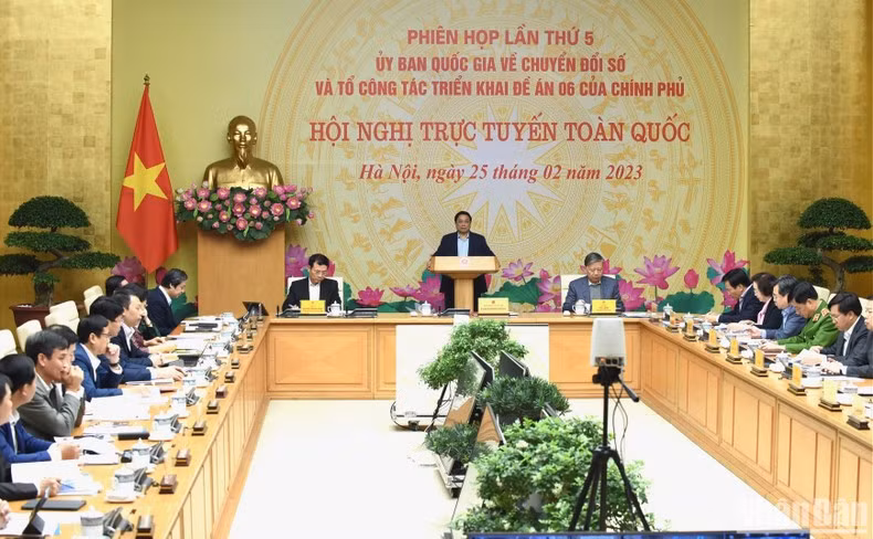 La 5e session du Comité national en charge de la transition numérique et du groupe chargé de la mise en oeuvre du projet numéro 6 du Gouvernement vietnamien. Photo : NDEL.