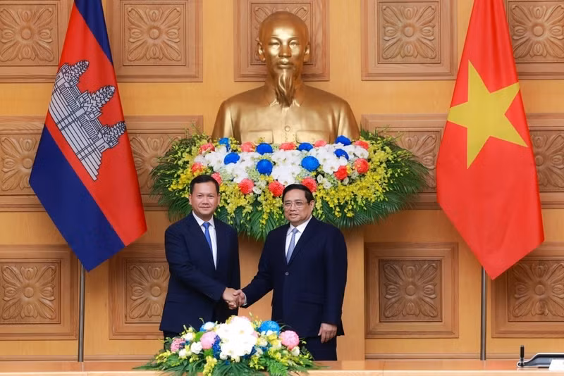Le Premier ministre cambodgien, Samdech Moha Bovor Thipadei Hun Manet (à gauche), a effectué une visite officielle au Vietnam les 11 et 12 décembre. Au cours des discussions et réunions de haut niveau, les dirigeants vietnamiens ont souligné la politique constante du Vietnam consistant à accorder une haute priorité aux relations de « bon voisinage, d’amitié traditionnelle, de coopération intégrale et à long terme » avec le Cambodge. Ils ont déclaré qu’ils respectaient toujours la tradition de solidarité étroite et de soutien mutuel entre les deux pays dans la lutte passée pour l’indépendance nationale et dans la cause actuelle de la construction et du développement nationaux.