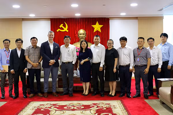 Lors de séance de travail entre le représentant de la société américaine ST Strategies et les autorités de la province de Binh Duong. Photo : baodautu.vn