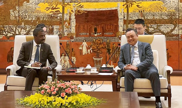 Le président du Comité populaire de Hanoi, Trân Sy Thanh (à droite) et le directeur du Centre du patrimoine mondial de l'UNESCO Lazare Eloundou Assomo. Photo : hanoimoi.com.vn