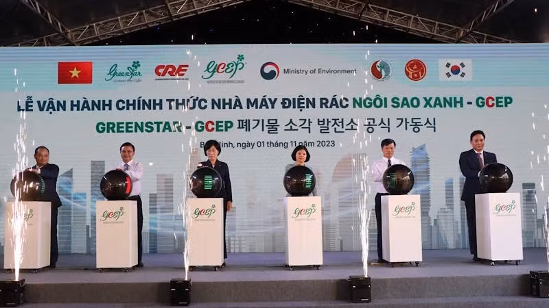 La mise en service de la centrale énergétique Green Star CRE, située à Phù Lang, chef-lieu de Quê Vo, province de Bac Ninh. Photo : NDEL.