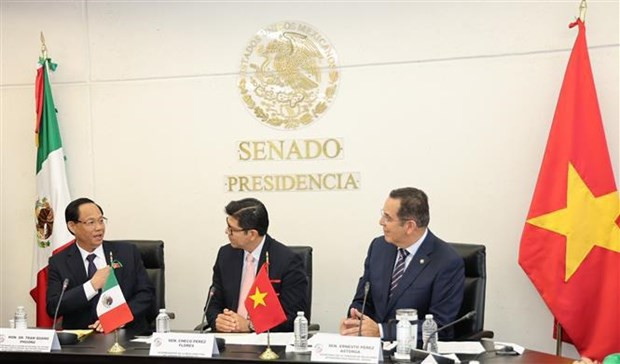 Rencontre entre le général de corps d'armée Trân Quang Phuong, vice-président de l'Assemblée nationale vietnamienne, et le premier vice-président du Sénat mexicain, Sergio Pérez Flores. Photo: VNA.
