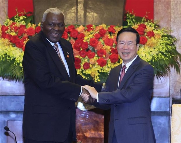 Le Président vietnamien, Vo Van Thuong, (à droite) et le Président de l'Assemblée nationale du Pouvoir populaire (ANPP) de Cuba, Esteban Lazo Hernández. Photo : VNA.