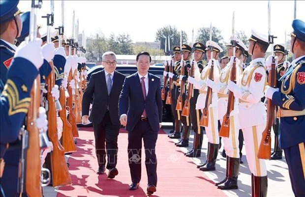 Le Président Vo Van Thuong à son arrivée à l’aéroport de Pékin. Photo : VNA