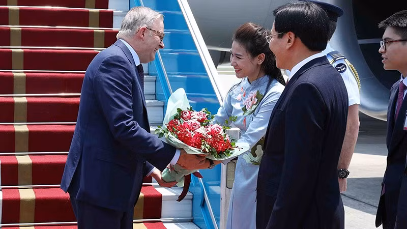 Le Premier ministre australien, Anthony Albanese (à gauche), à l'aéroport international de Nôi Bài, le 3 juin. Photo : NDEL. 