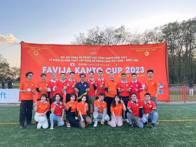 Les participants prennent la photo de souvenir. Photo : baoquocte.vn