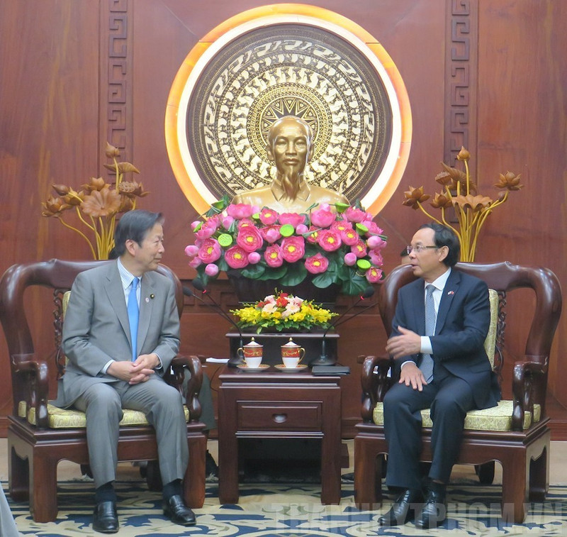 Le secrétaire du Comité municipal du Parti, Nguyên Van Nên (à droite) et le président du Parti japonais Komeito, Natsuo Yamaguchi. Photo : thoidai.com.vn