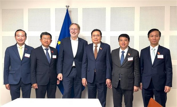 Le vice-président permanent de l’Assemblée nationale (AN), Trân Thanh Mân, le président de la Commission du commerce international (INTA) du Parlement européen, Bernd Lange, et des délégués lors de la rencontre. Photo : VNA.