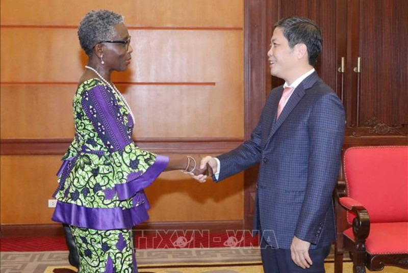Le chef de la Commission économique du Comité central du Parti communiste vietnamien, Trân Tuân Anh (à dtoite) et la directrice générale adjointe de FMI, Antoinette Monsio Sayeh. Photo : VNA.