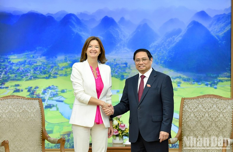 Le Premier ministre Pham Minh Chinh (à droite) et la Vice-Première ministre, ministre des Affaires étrangères et européennes de Slovénie, Tanja Fajon. Photo : VNA.