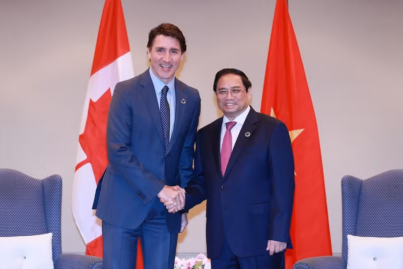Le Premier ministre vietnamien, Pham Minh Chinh (à droite) et le Premier ministre canadien, Justin Trudeau, lors d'une réunion bilatérale en marge du sommet ouvert du G7 à Hiroshima, au Japon, le 20 mai 2023. Photo : VGP.