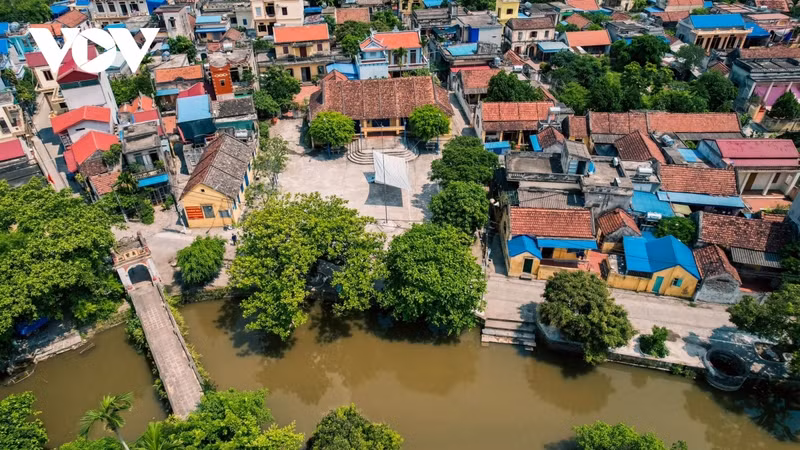 De nombreux villages anciens de Nam Dinh conservent encore les mêmes caractéristiques paisibles qu’il y a des centaines d’années. Dans la photo, le village de Diêp Dich, district de Truc Ninh, avec le pont de la porte du village construit en 1864.
