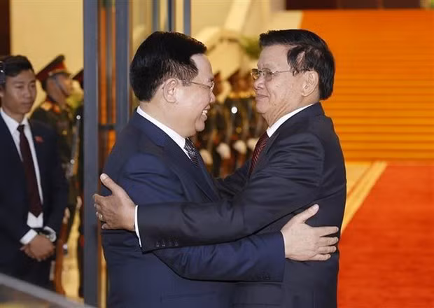 Le Président de l'AN, Vuong Dinh Huê (à gauche), et le Secrétaire général du Comité central du Parti populaire révolutionnaire du Laos (PPRL) et Président lao, Thongloun Sisoulith. Photo : VNA.