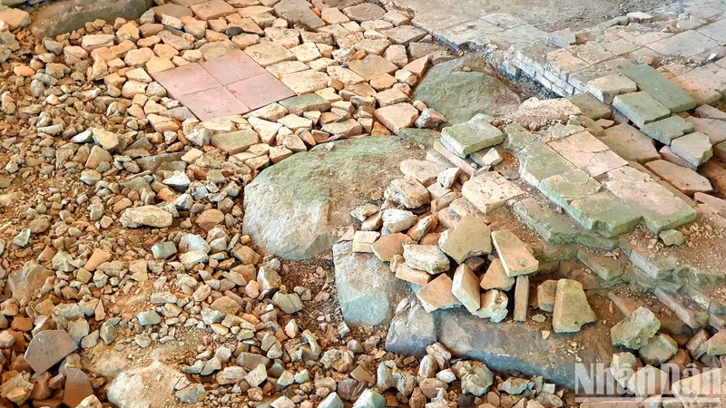 À la suite des fouilles, les archéologues ont découvert les fondations de la tour qui ont été construites sur trois niveaux.