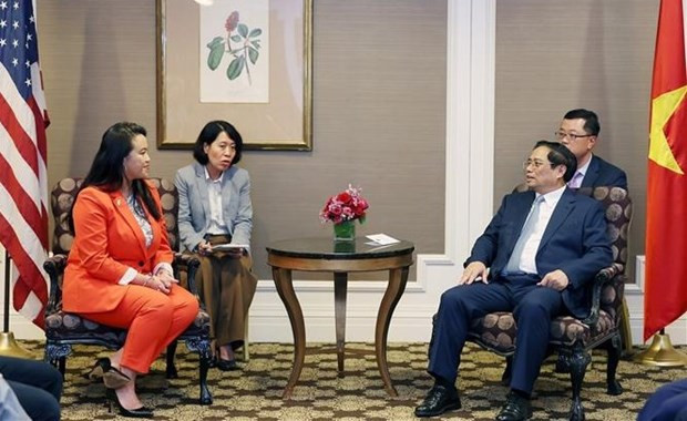 Le Premier ministre Pham Minh Chinh et la maire d'Oakland, Mme Sheng Thao. Photo: VNA.
