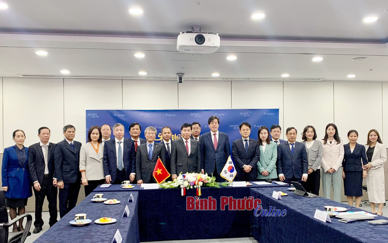 La délégation de la province de Binh Phuoc lors de sa séance de travail avec Kim Eui Seung, vice-maire I, en charge des affaires administratives du gouvernement de la ville de Séoul. Photo : baobinhphuoc.com.vn