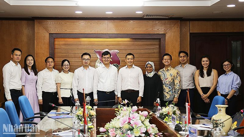 Réunion tenue le 28 août à Hanoï entre le Comité central de l’Union de la Jeunesse communiste de Hô Chi Minh du Vietnam et le Conseil national de la Jeunesse de Singapour. Photo : NDEL.